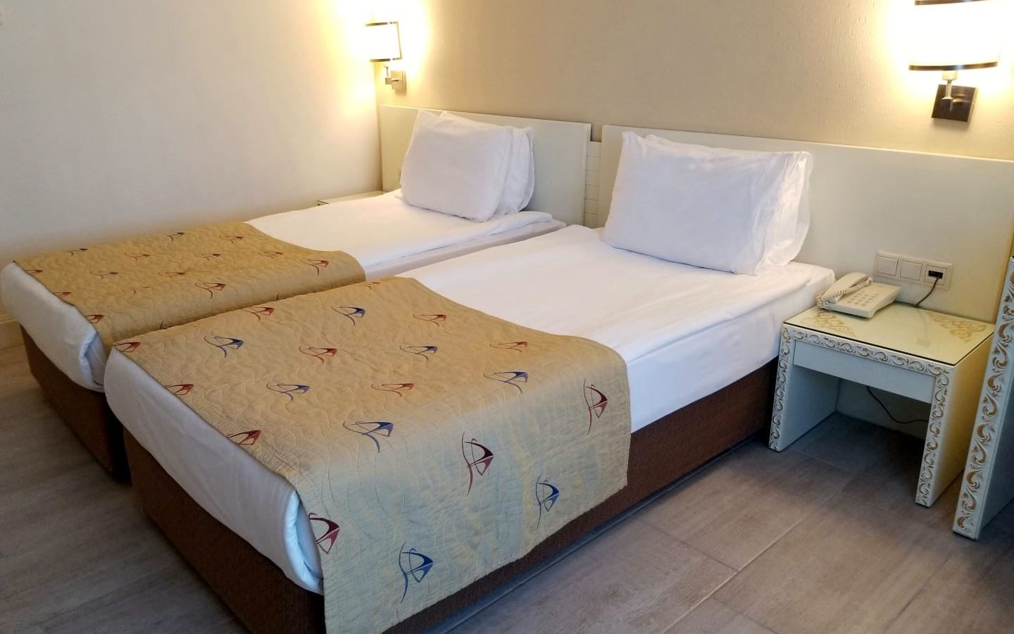 rooms-dublex-family-room-land-view