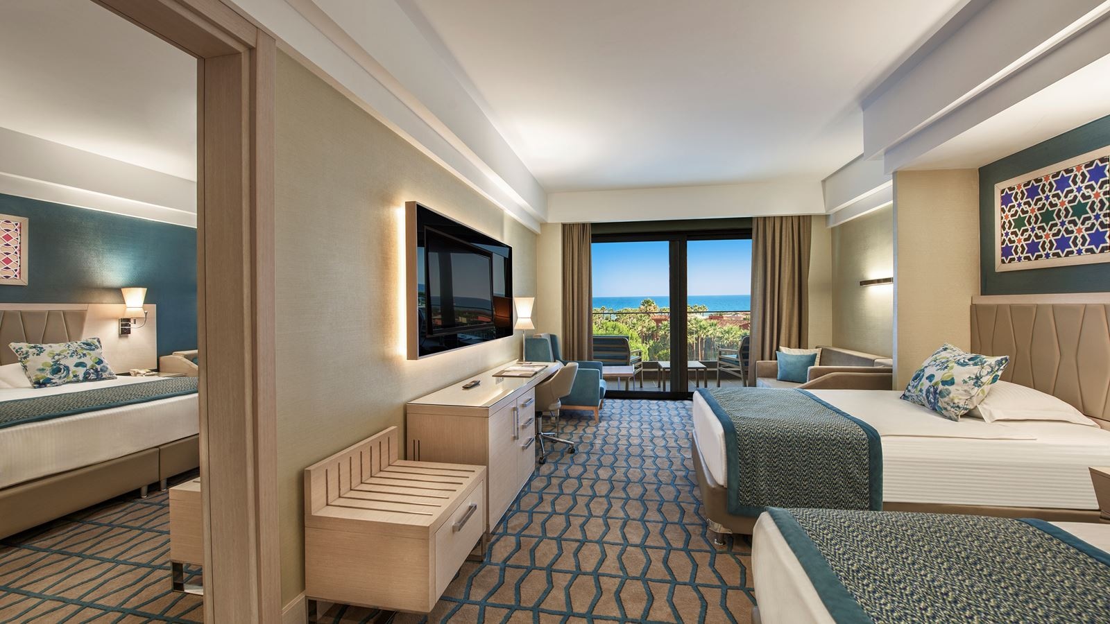 rooms-deluxe-building-family-room