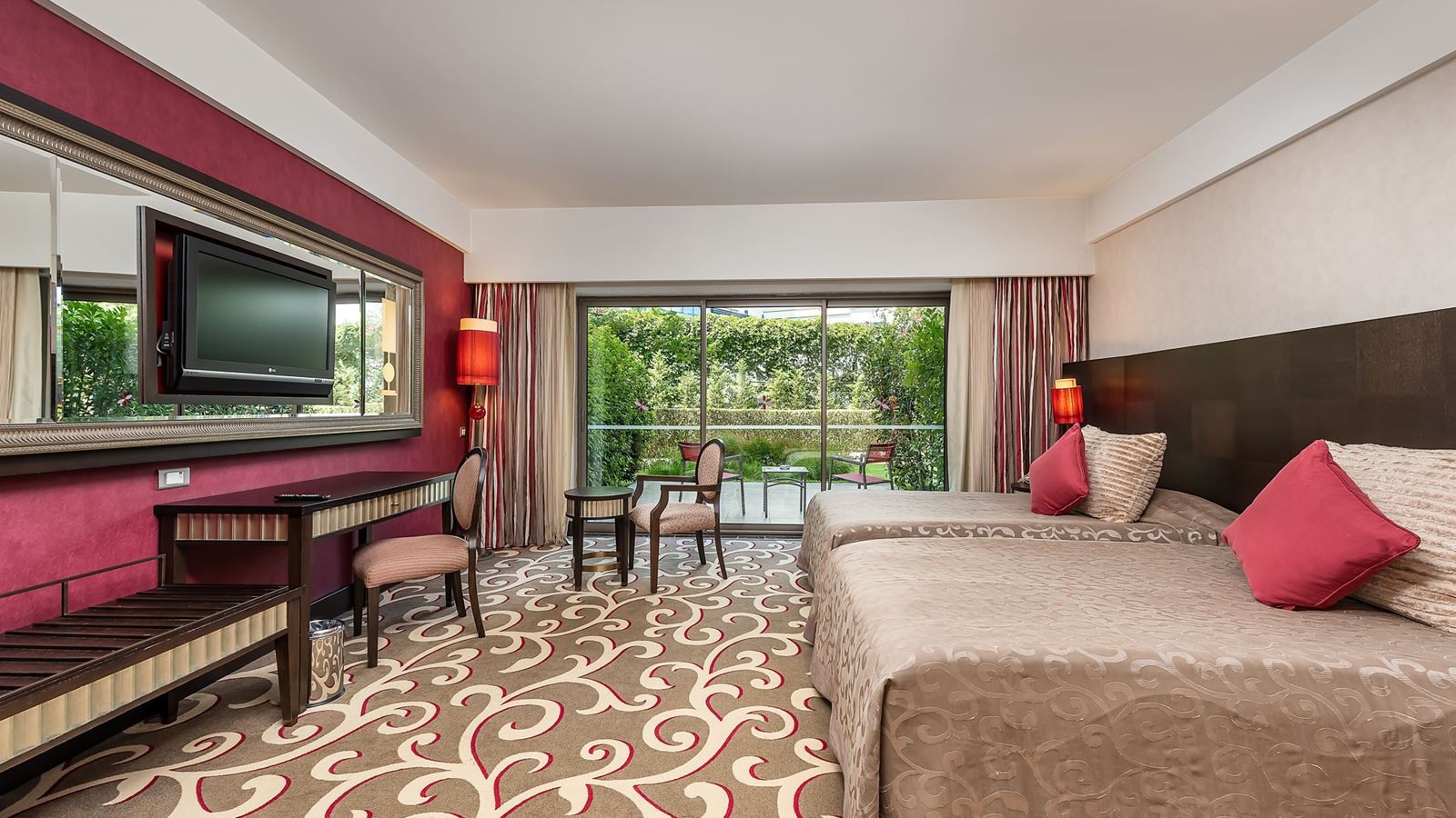 rooms-garden-family-room