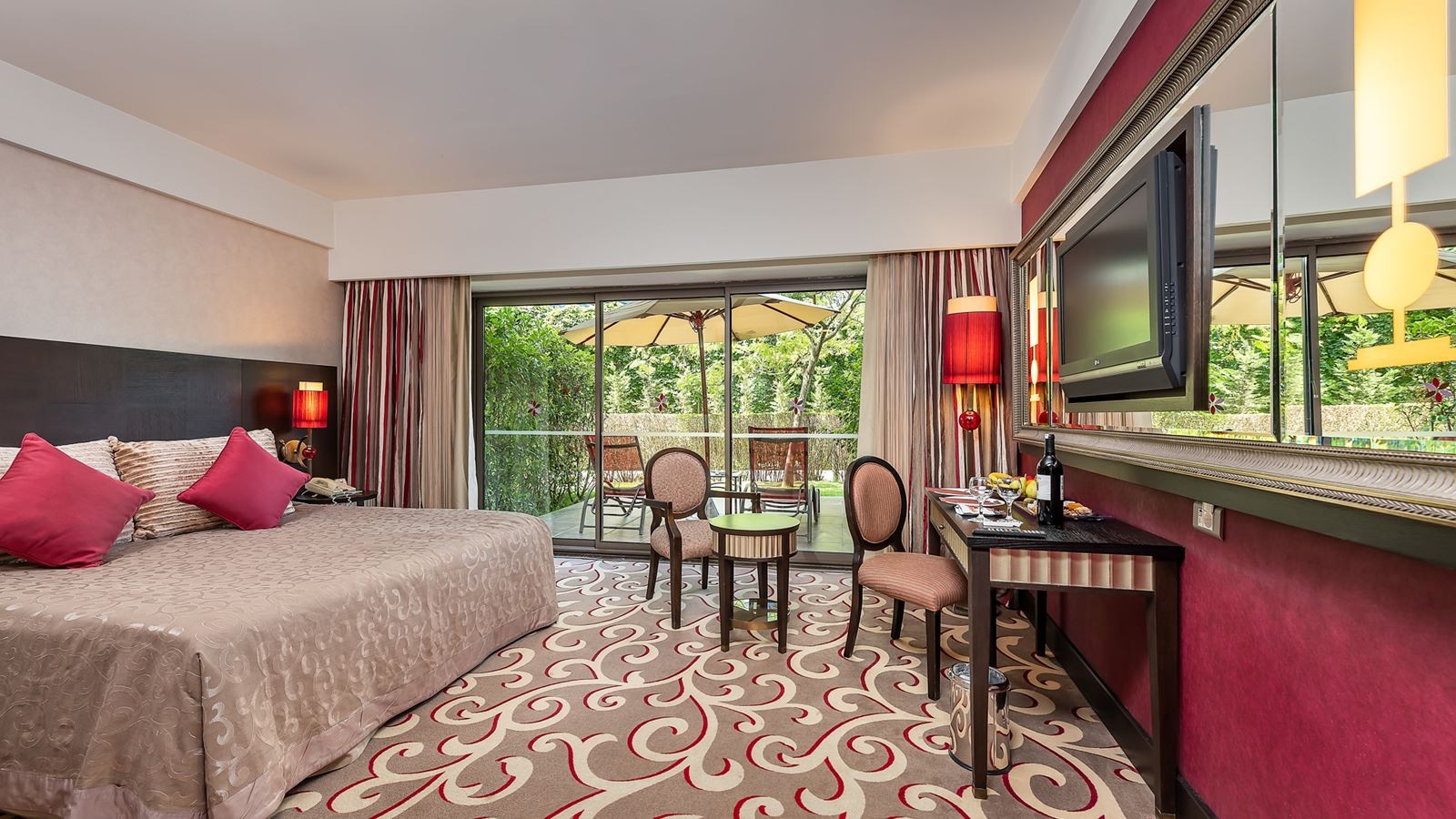 rooms-garden-family-room