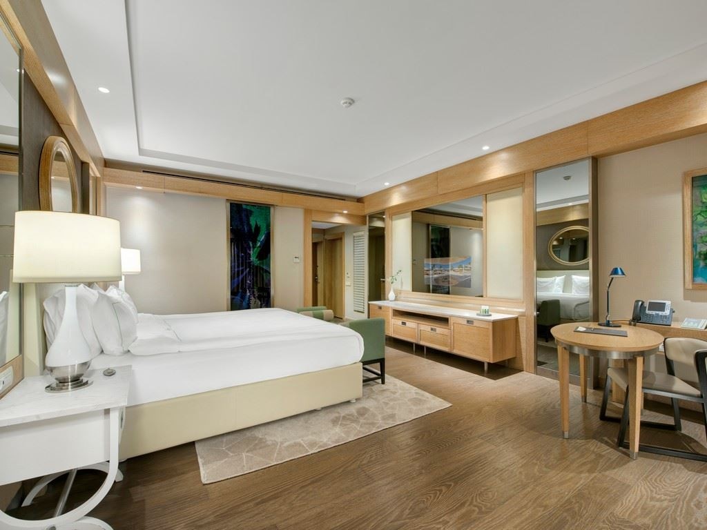 rooms-pearl-pool-family