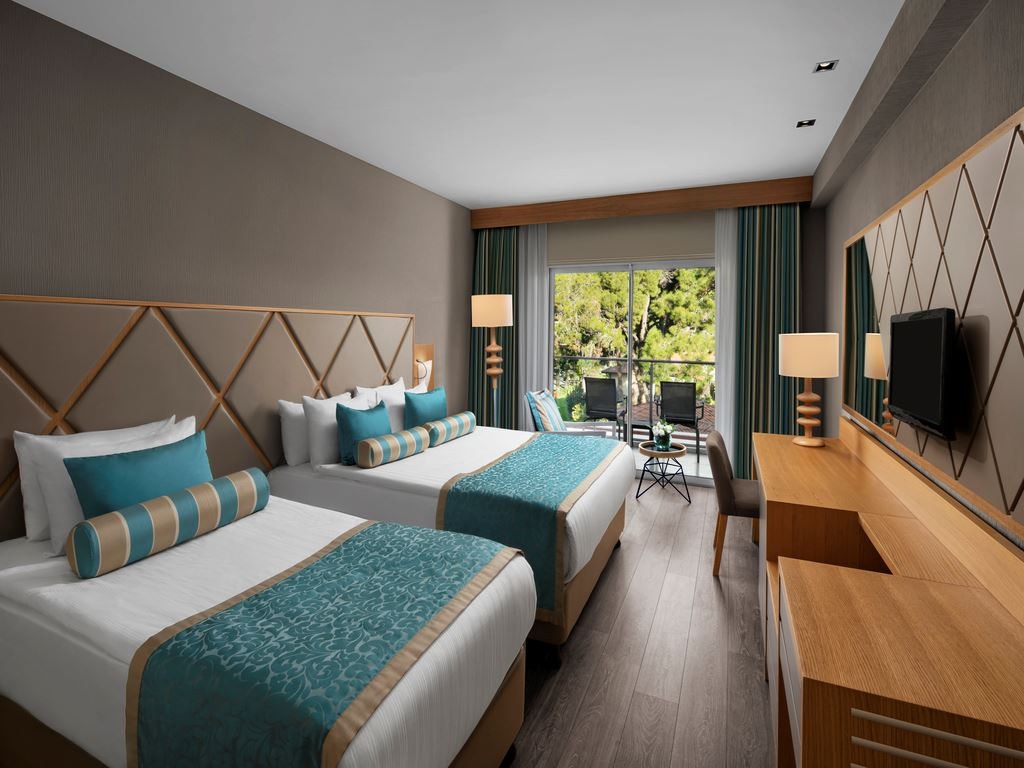 rooms-connection-family-land-view