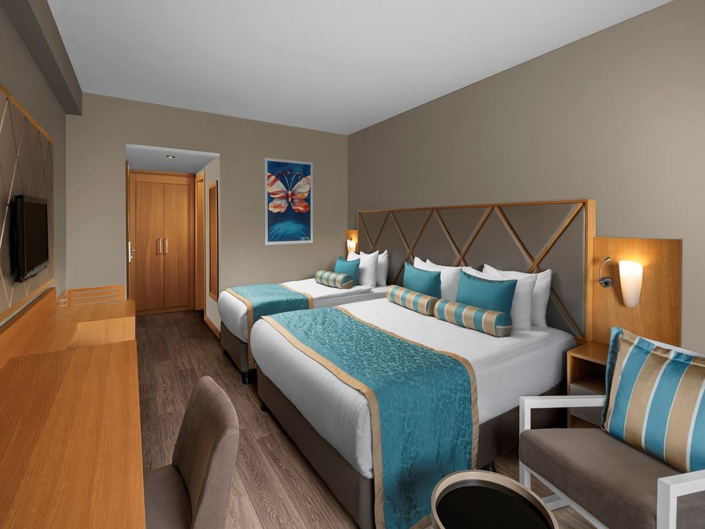 rooms-connection-family-land-view