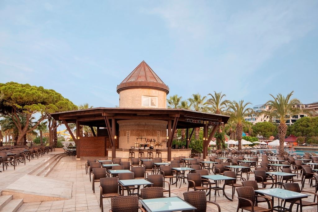 restaurants-pool-bar-hot-dog