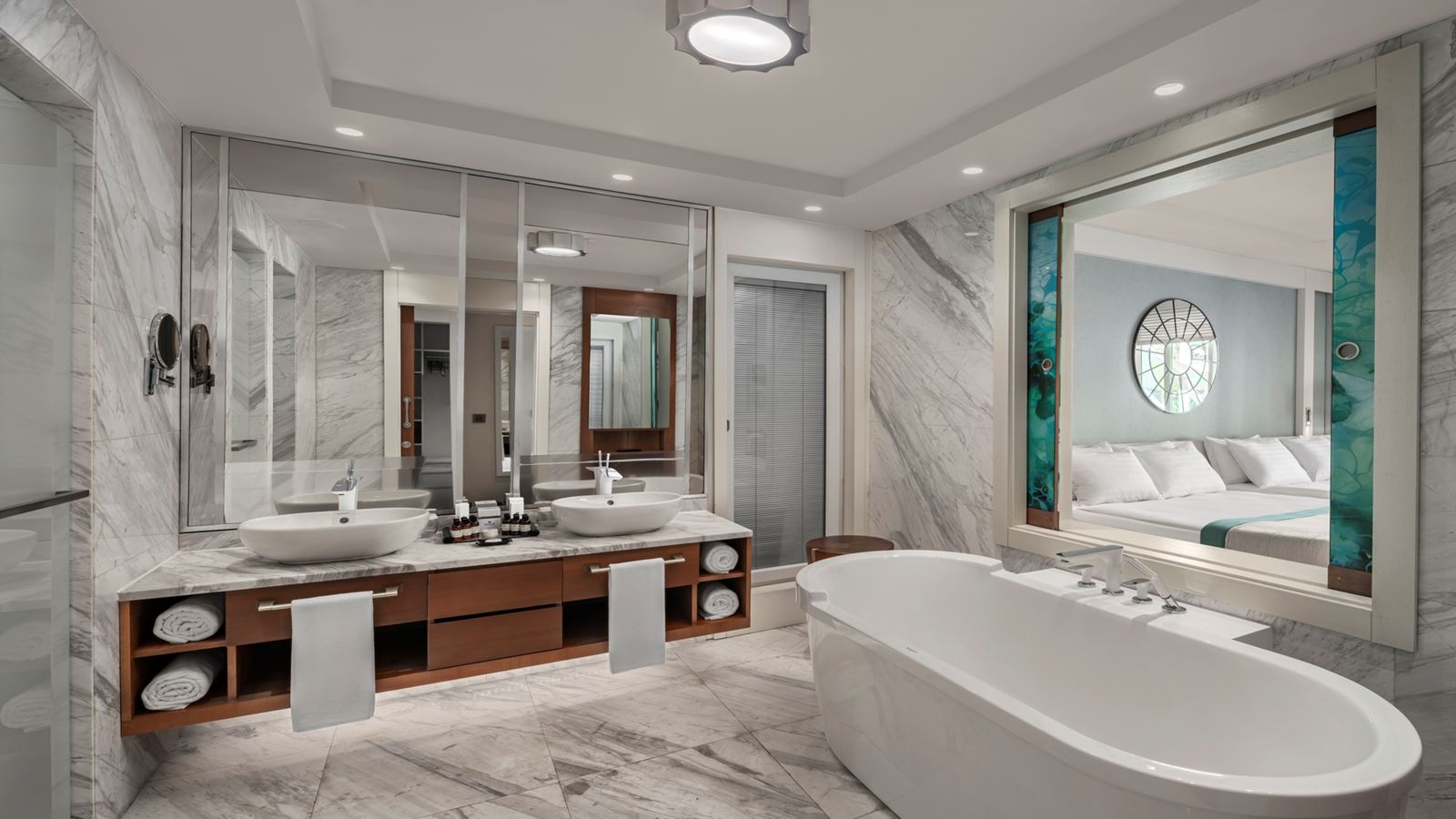 rooms-luxury-pool-suite-upper-floor