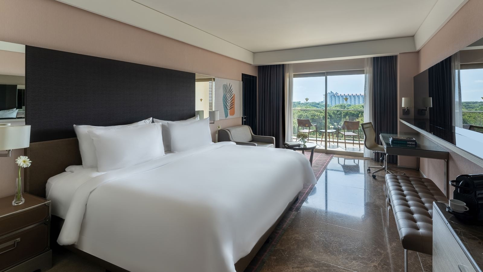 rooms-deluxe-family-room