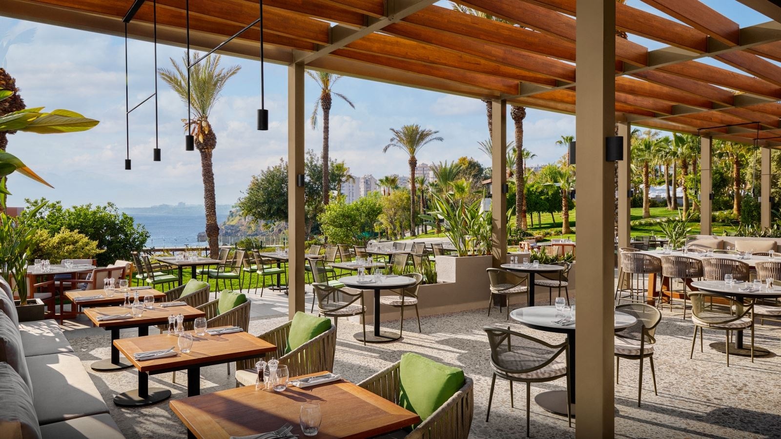 restaurants-panora-restaurant-at-akra