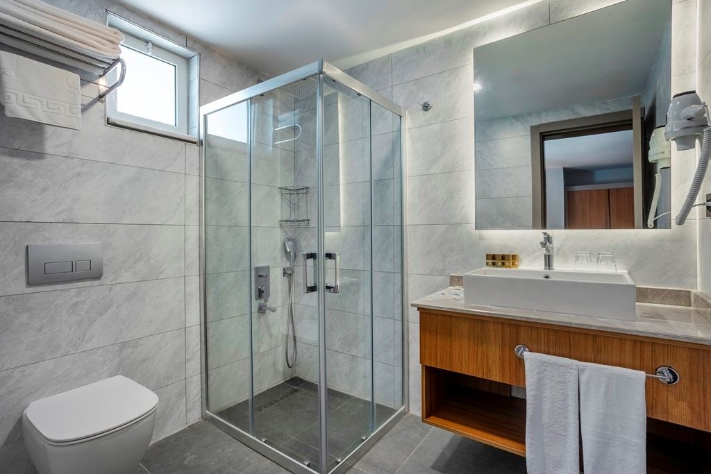 rooms-lake-family-suit