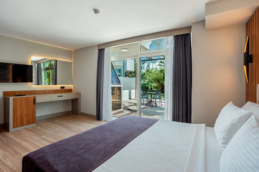 rooms-lake-family-suit