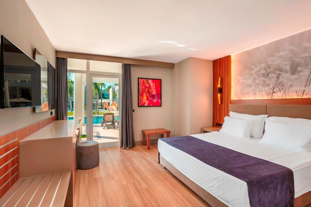 rooms-lake-swim-up-family-suit