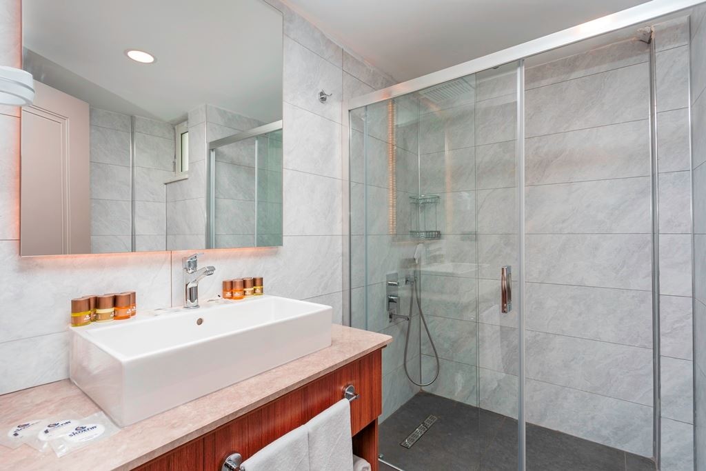 rooms-lake-swim-up-family-suit