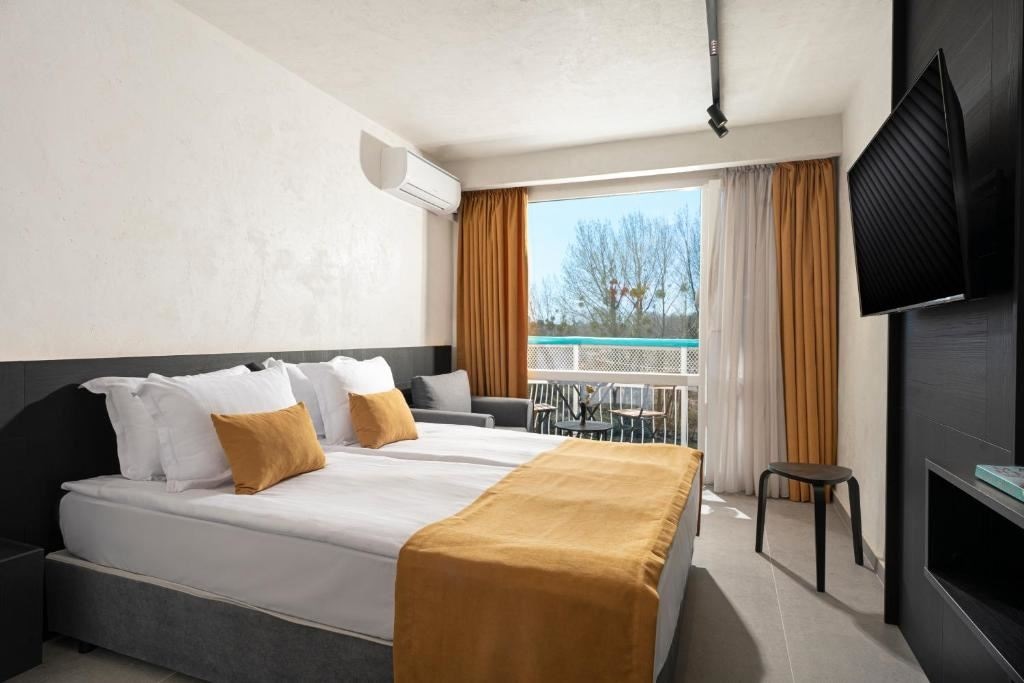 rooms-family-room-pool-view