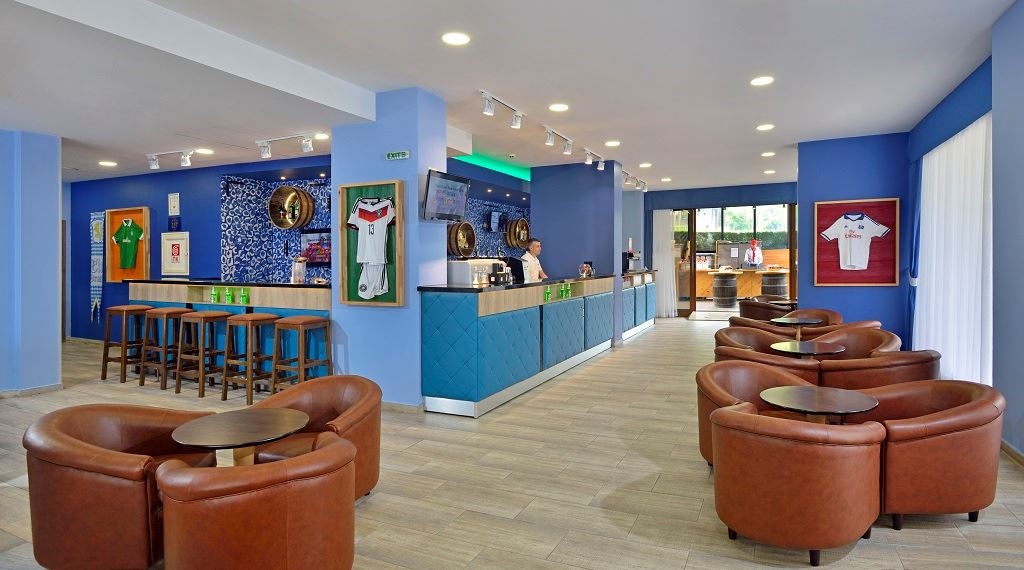 bars-der-biergarten-from-mid-may-until-end-sept