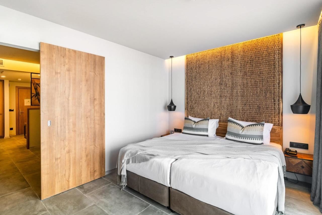 rooms-family-room-side-sea-view