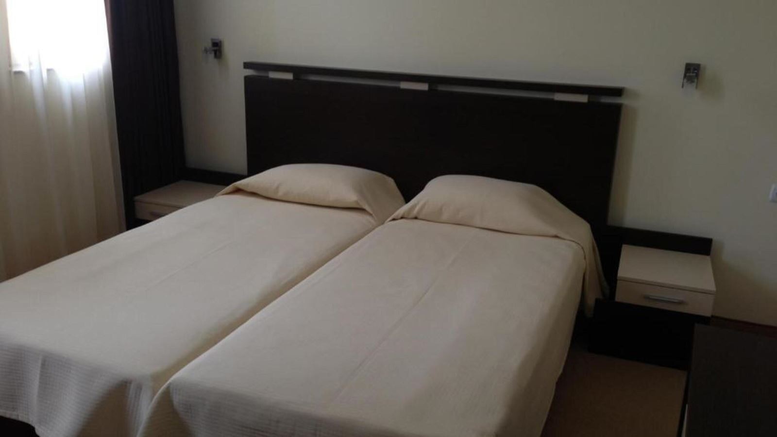 rooms-single-wchild-standard-room-seaview-balcony