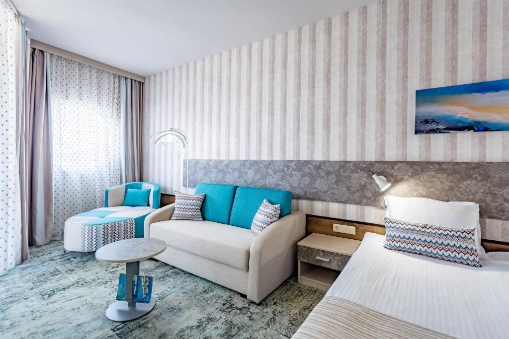 rooms-standard-juniorsuite-lateralseaview-balcony-or-terrace