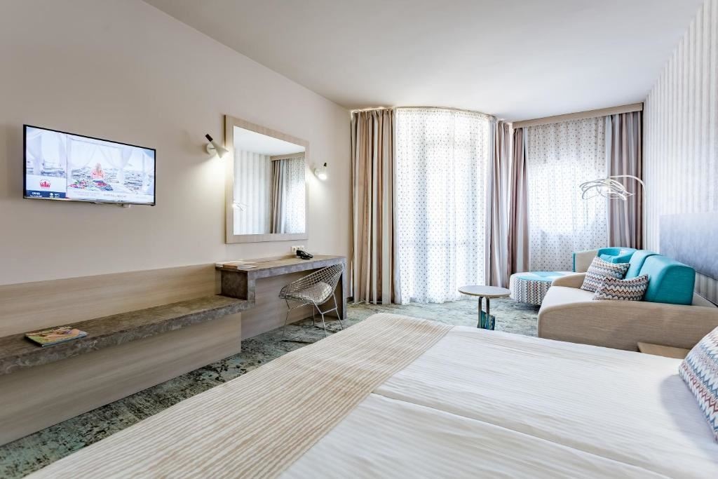 rooms-standard-juniorsuite-lateralseaview-balcony-or-terrace