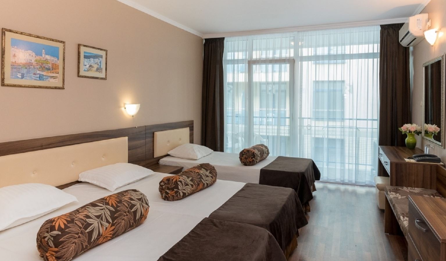 rooms-triple-standard-room-balcony