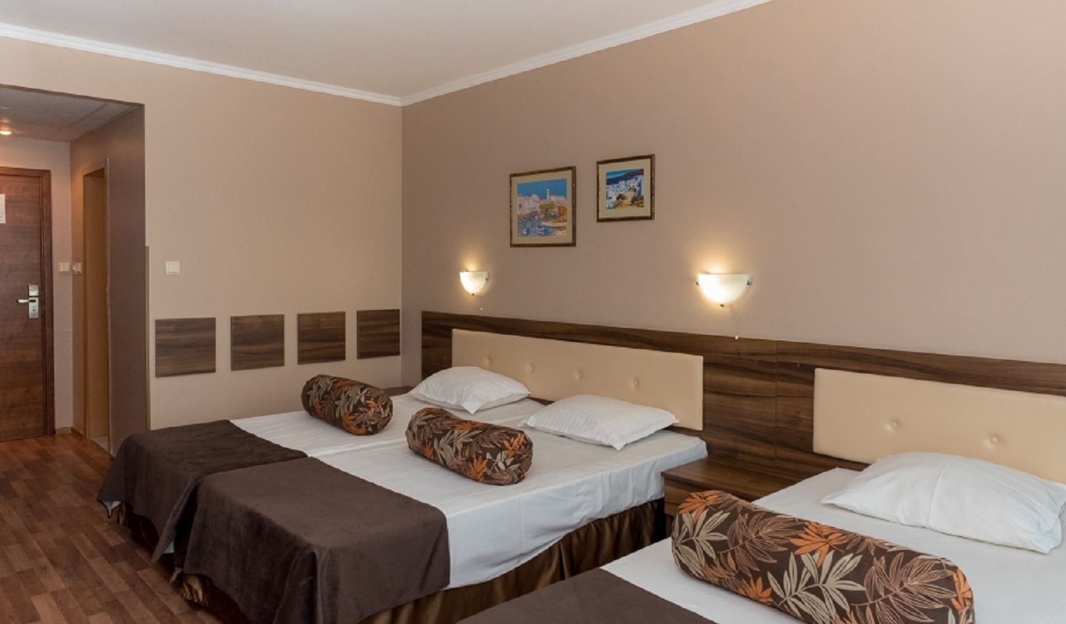 rooms-triple-standard-room-balcony