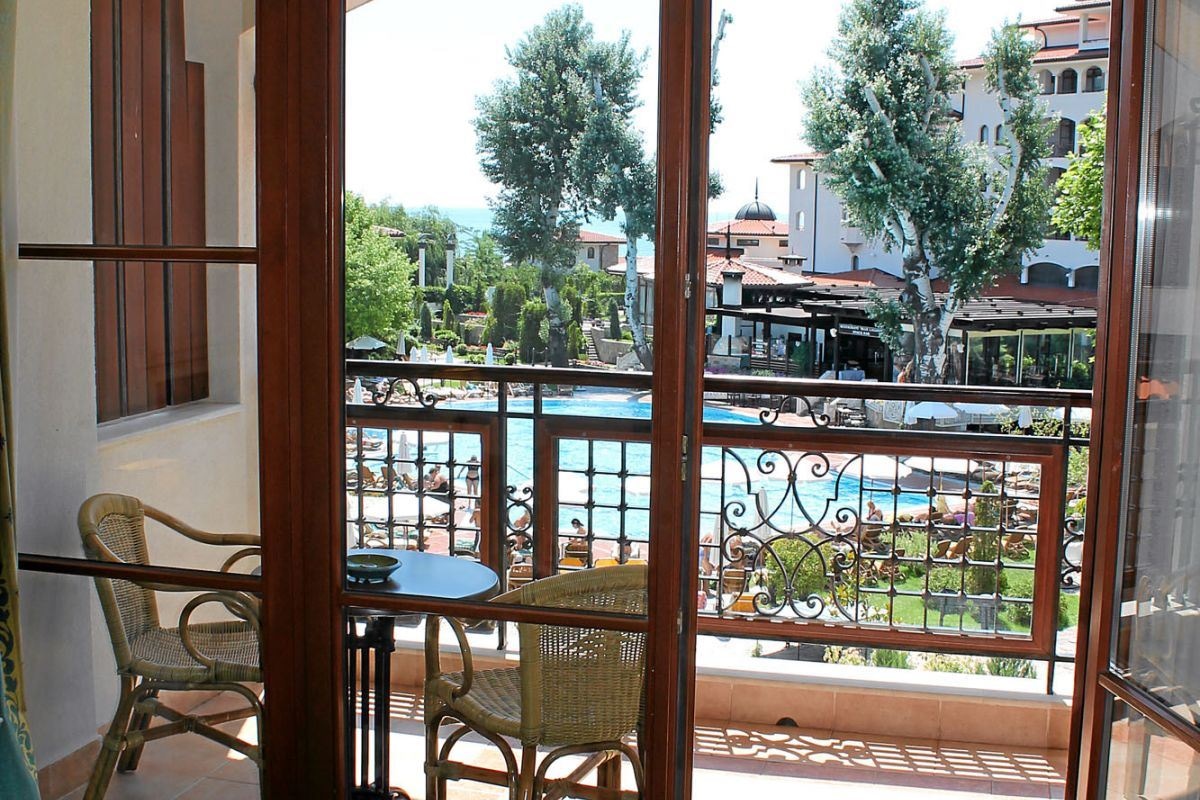 rooms-standard-suite-balcony