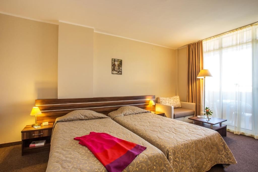 rooms-single-wchild-standard-room-balcony