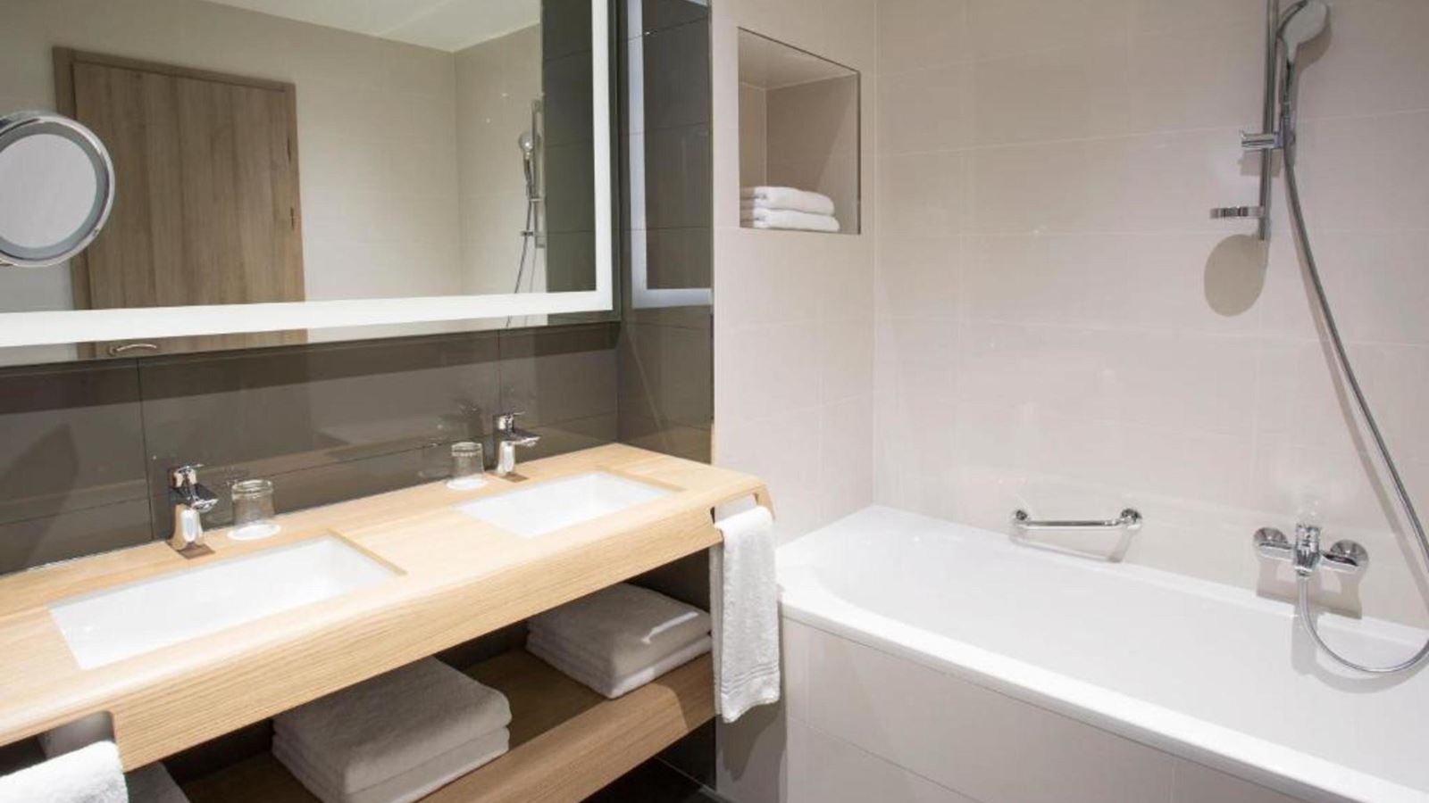 rooms-classic-room-courtyard-view-balcony