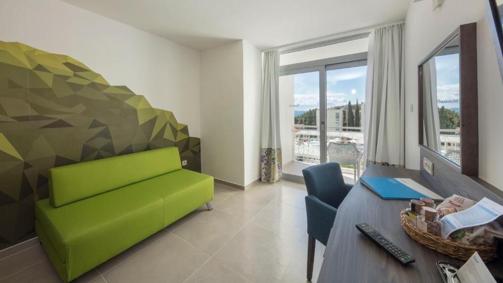 rooms-superior-room-balcony