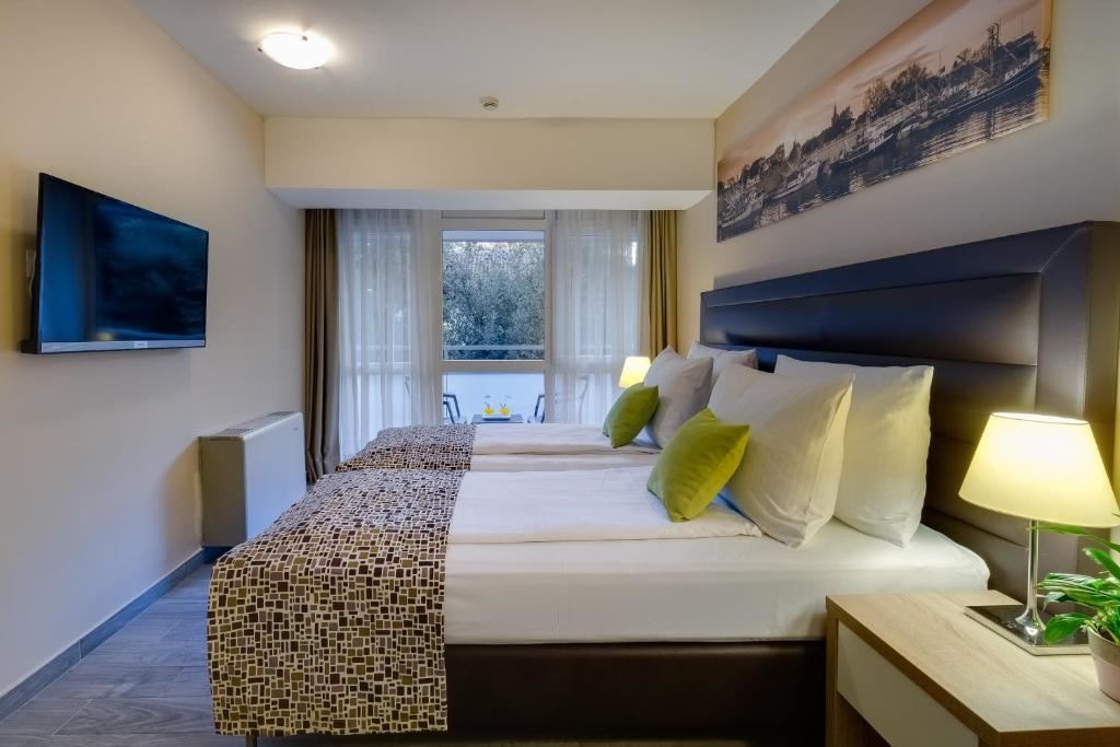 rooms-double-premium-room-balcony