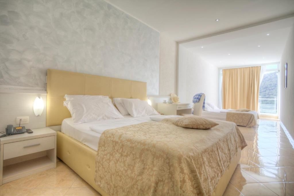 rooms-double-room-street-view