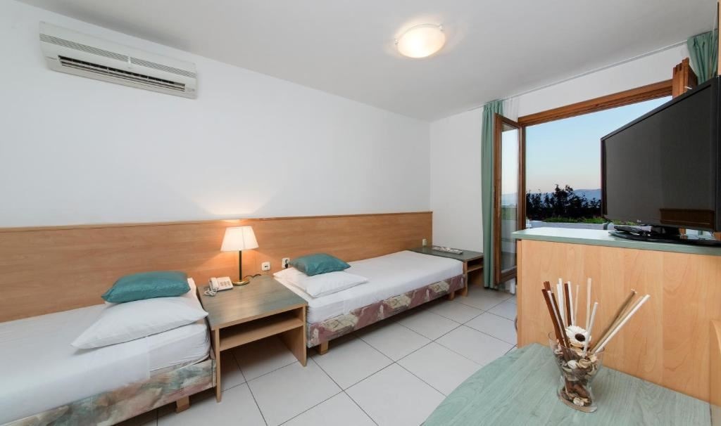 rooms-familyroom-balcony-or-terrace