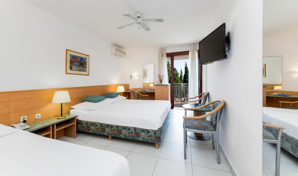 rooms-superior-room-seaside-balcony