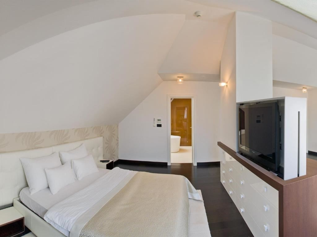 rooms-suite-cityview