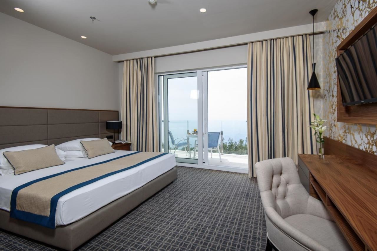 rooms-double-standard-room-seaview-balcony
