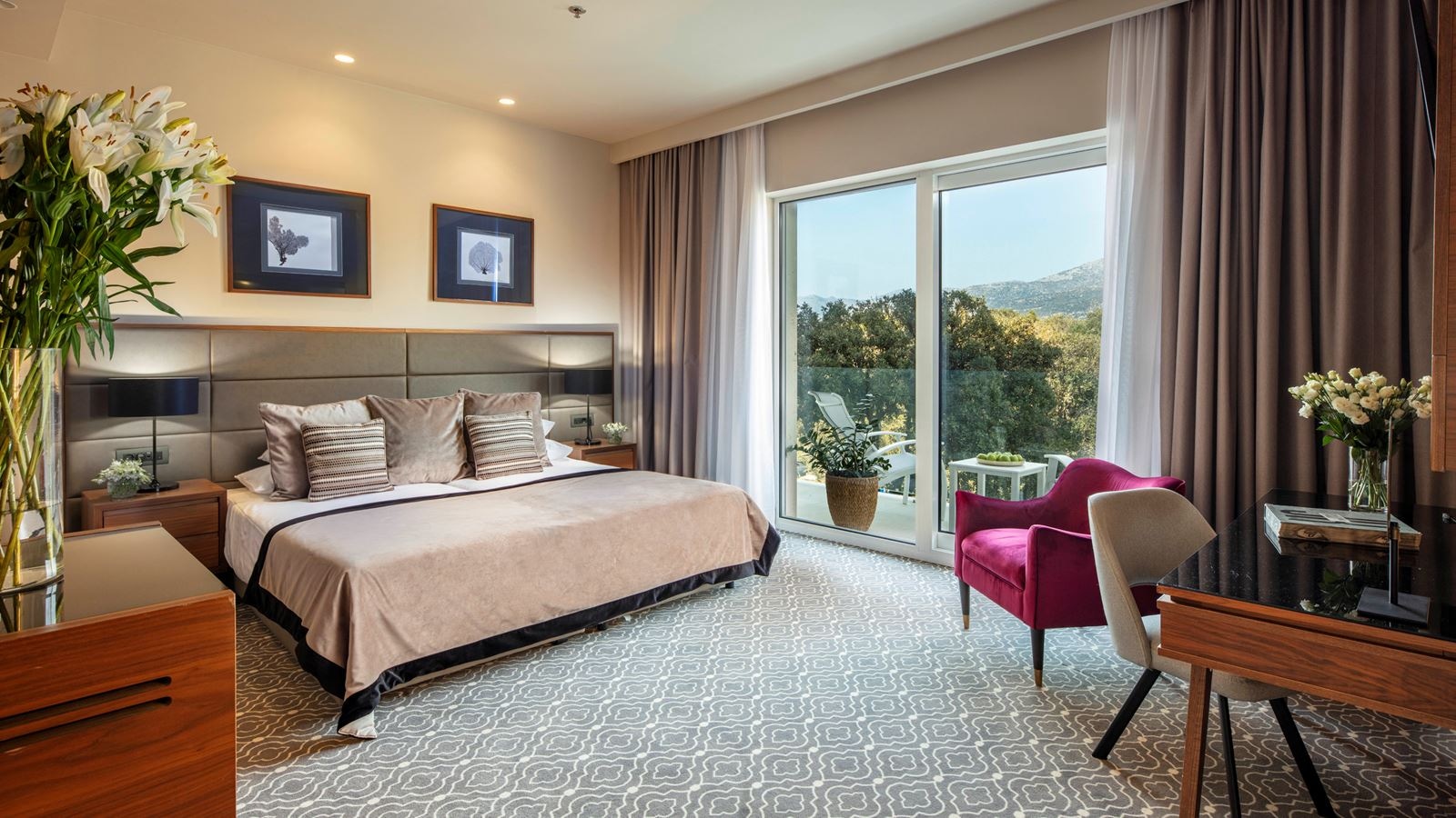 rooms-luxury-room-balcony