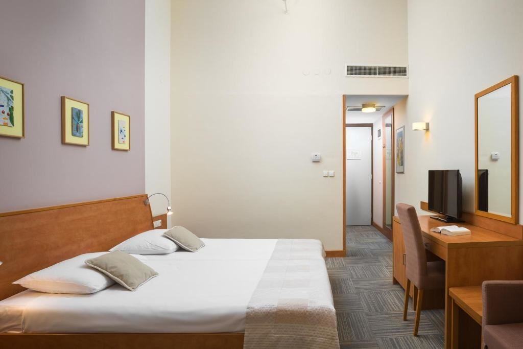 rooms-classic-familyroom-park-view-balcony-or-terrace