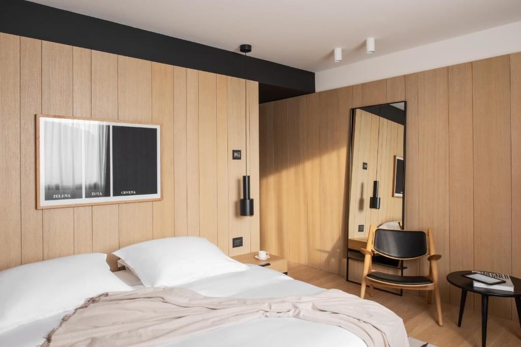 rooms-superior-room-city-view