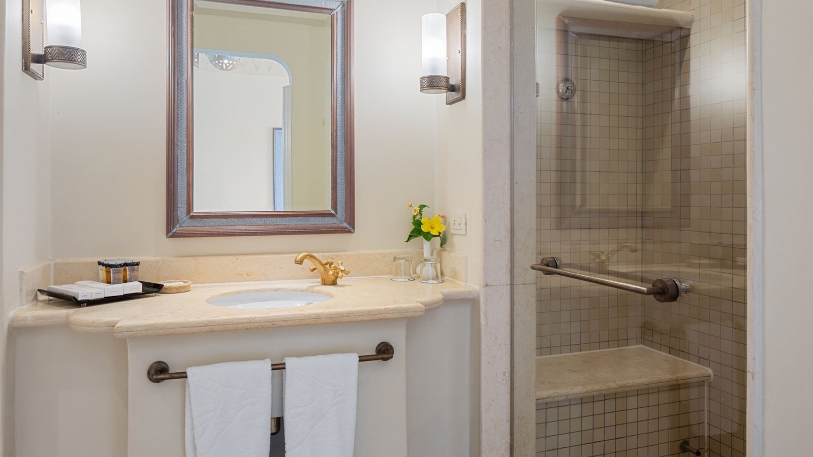 rooms-standard-room-pool-view