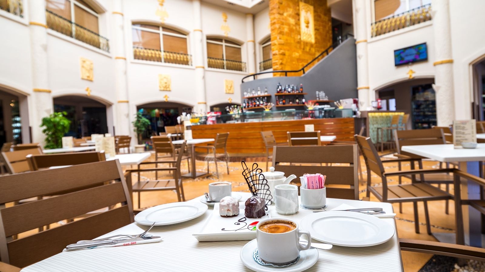 restaurants-aloha-lobby-bar