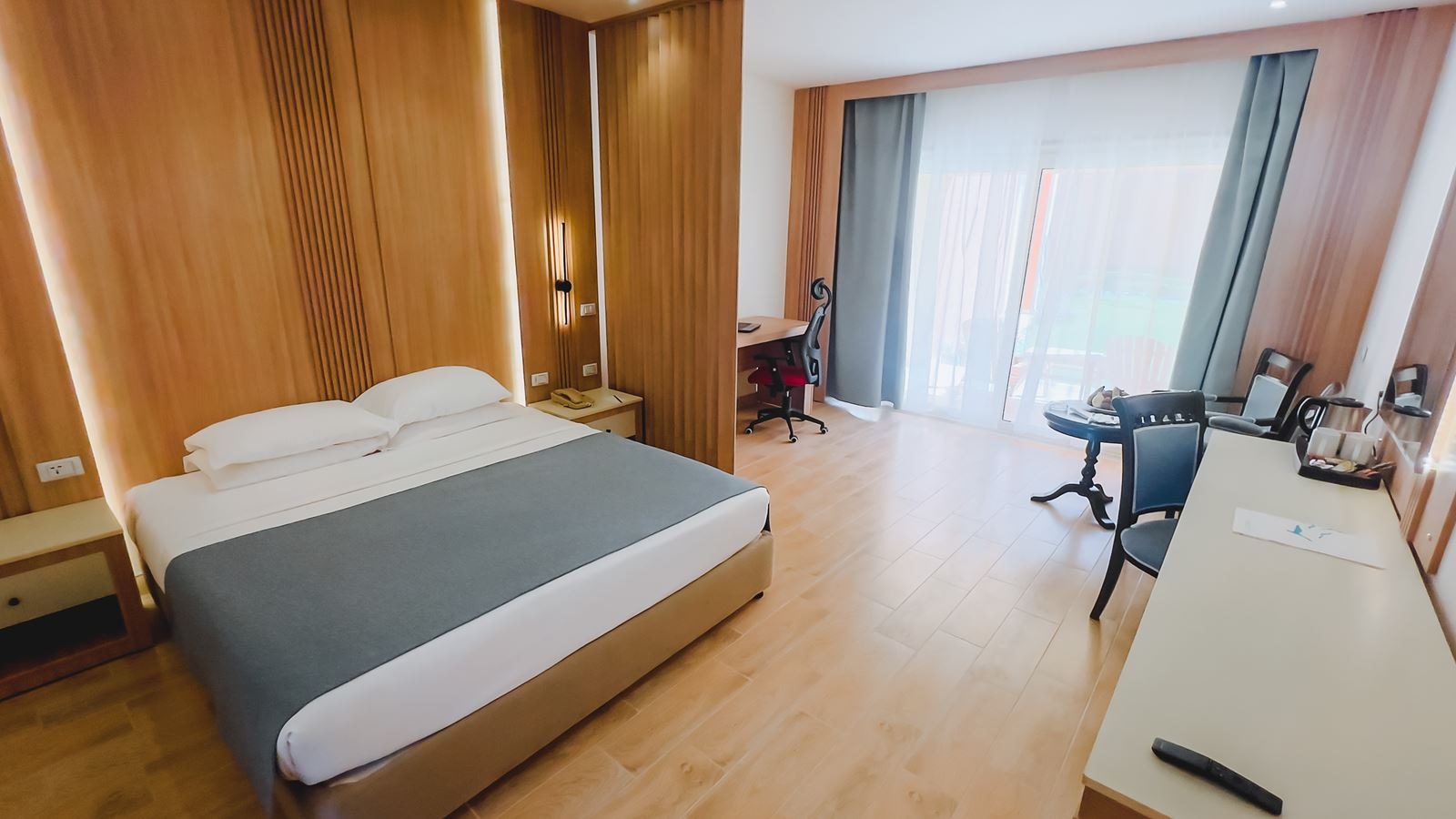 rooms-business-suite