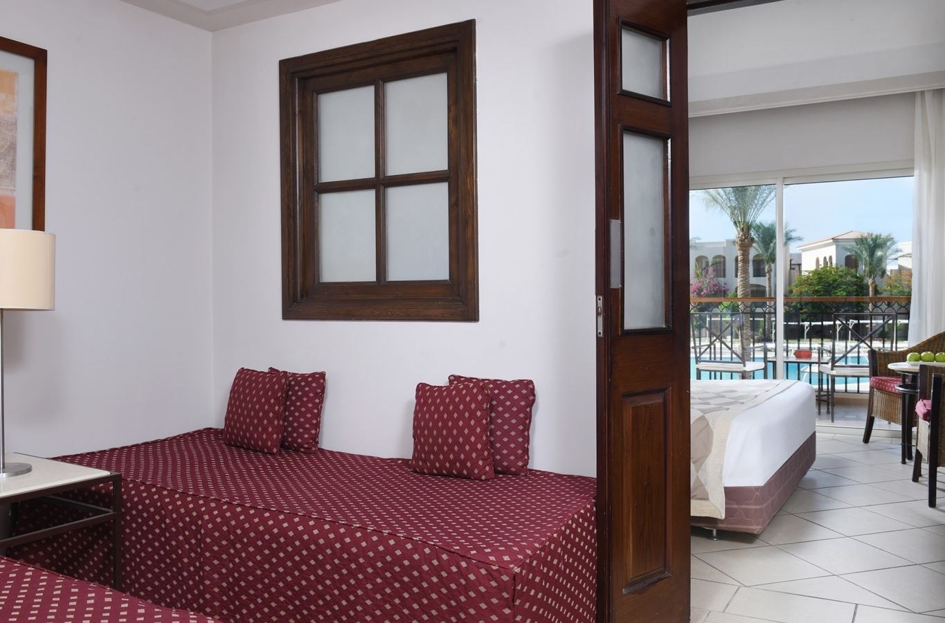 rooms-deluxe-familyroom-poolview