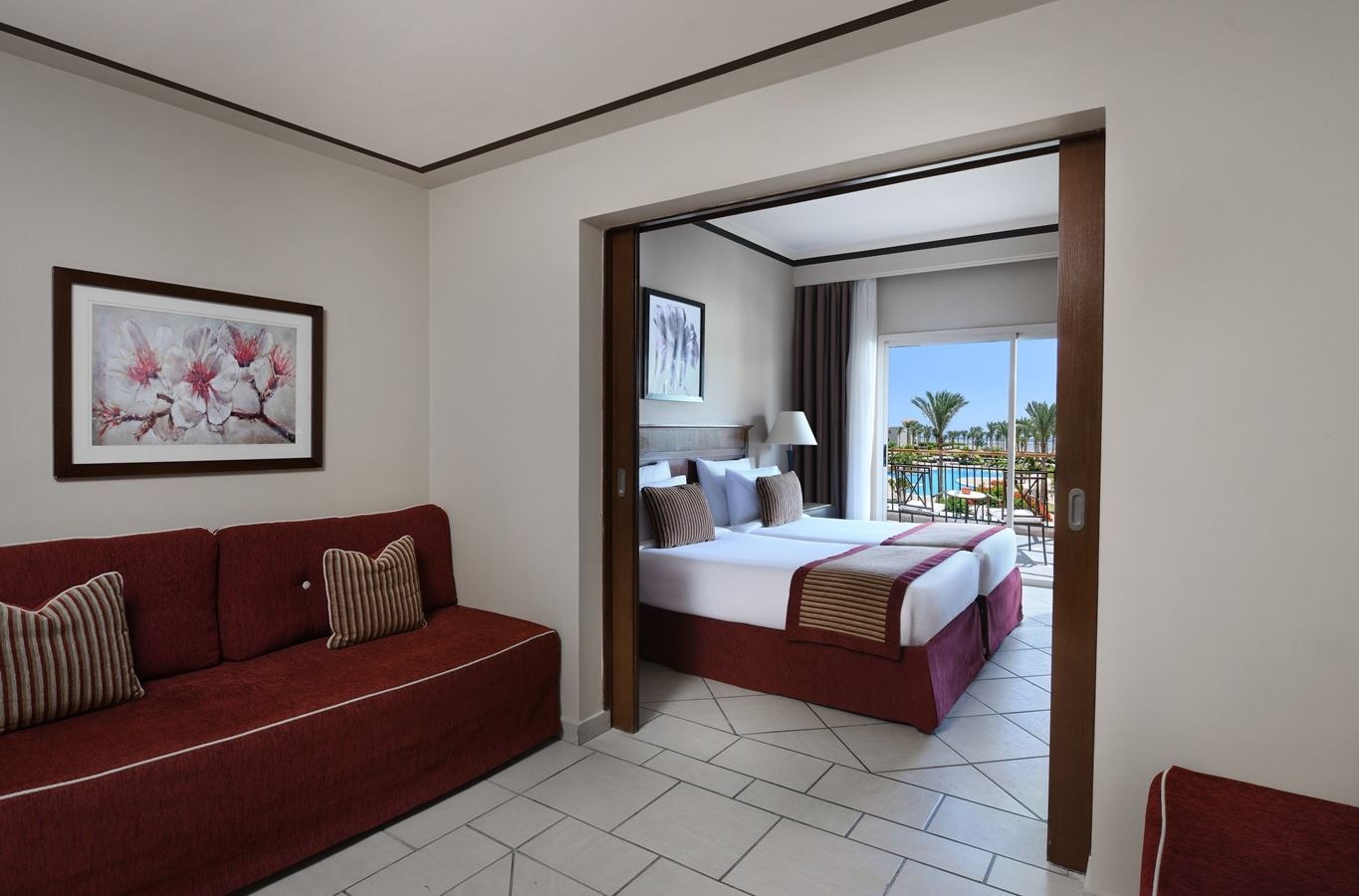 rooms-deluxe-familyroom-poolview