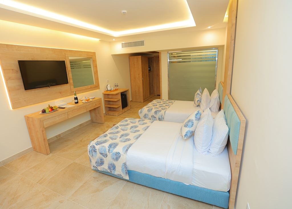 rooms-deluxe-room-pool-view