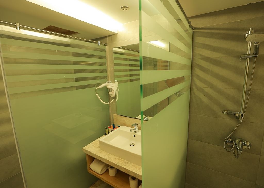 rooms-deluxe-room-pool-view