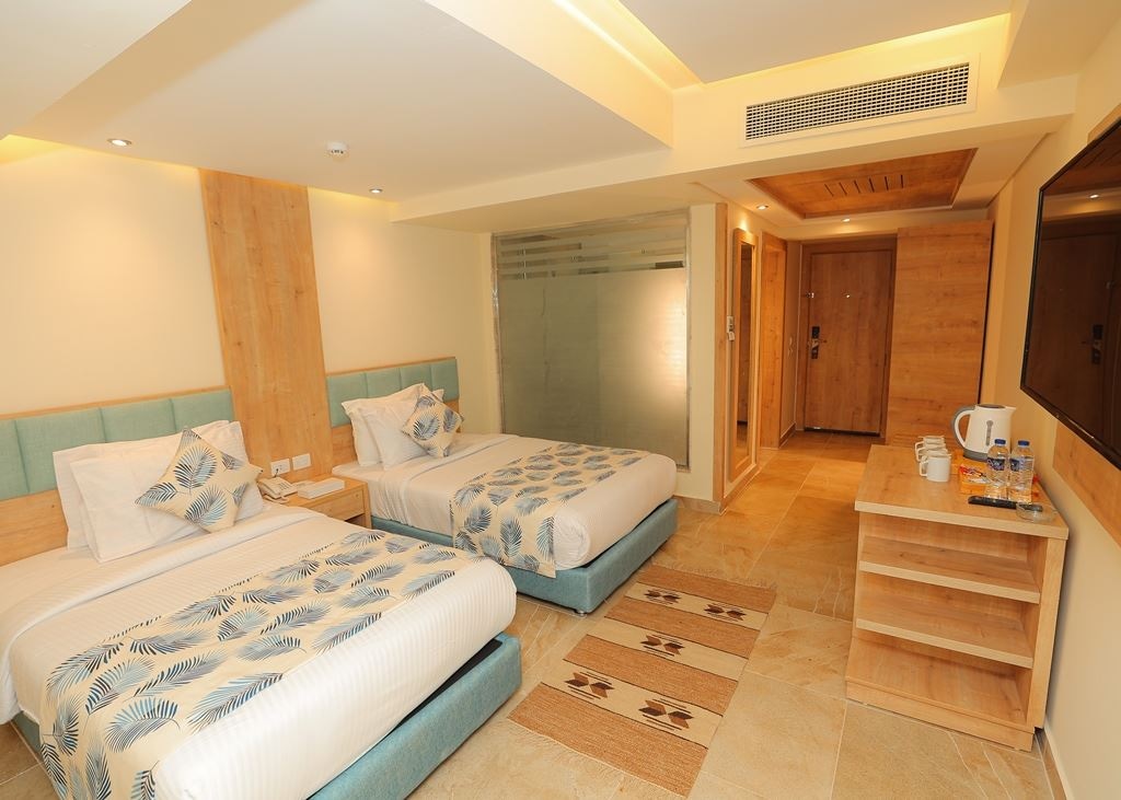 rooms-deluxe-family-room-gardenpool-view