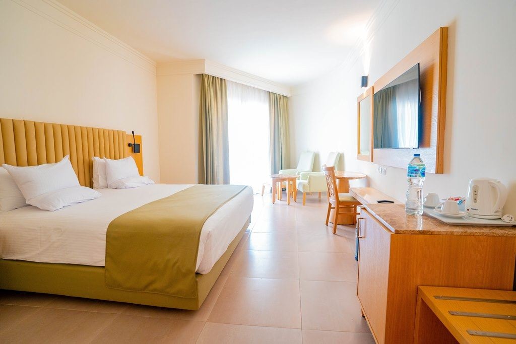 rooms-superior-room-pool-view