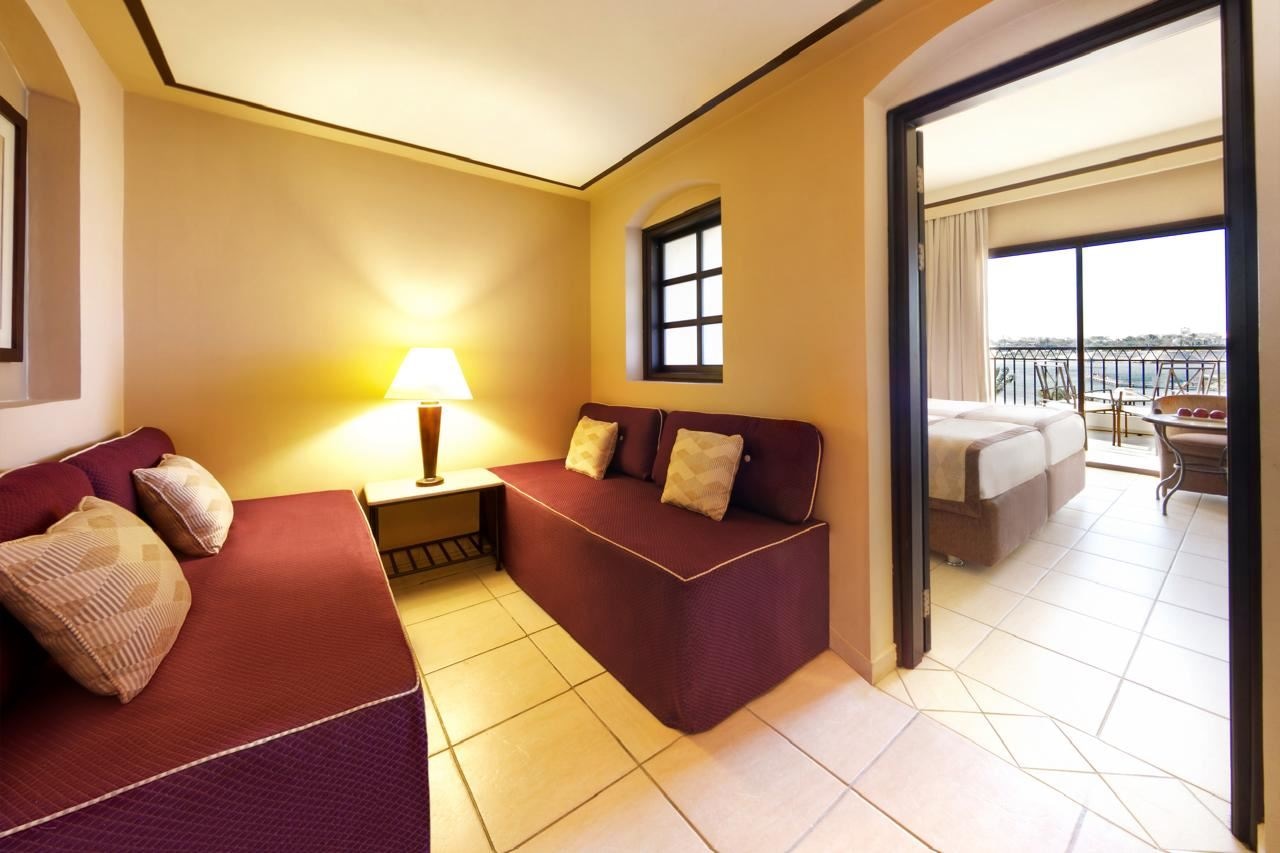 rooms-room-deluxe-door-gardenview