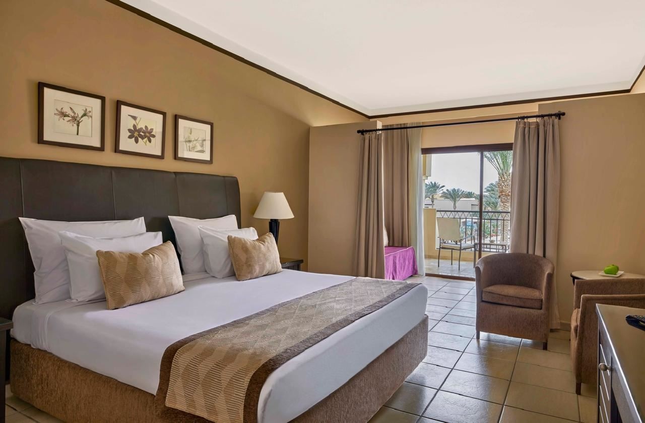 rooms-dbl-deluxe-room-pool-view-2+1