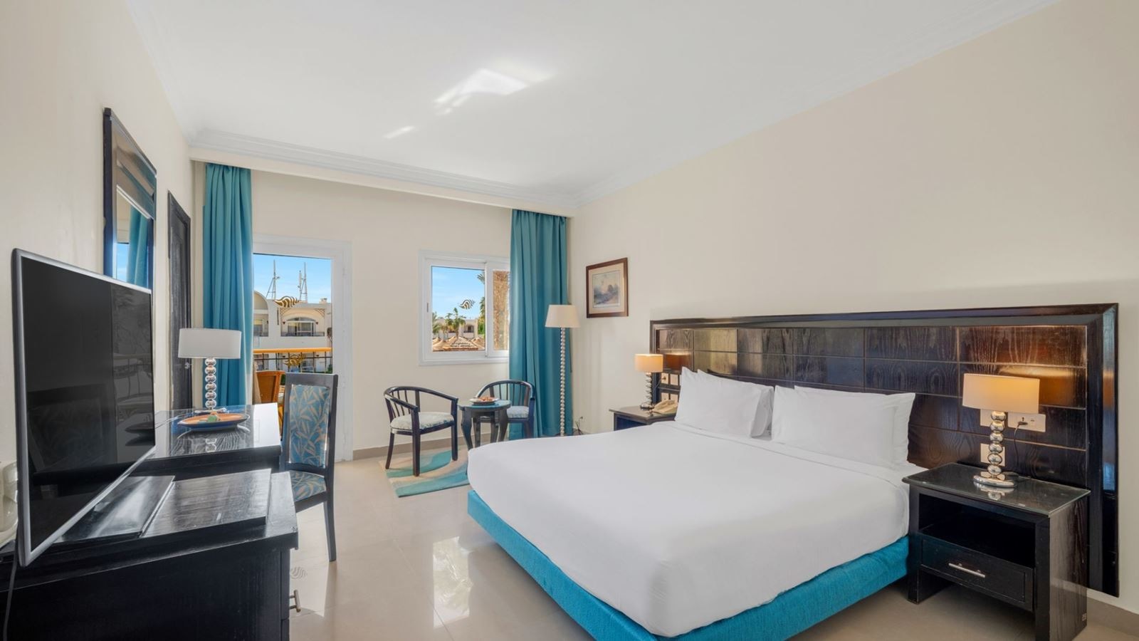 rooms-deluxe-renovated-pool-view-room