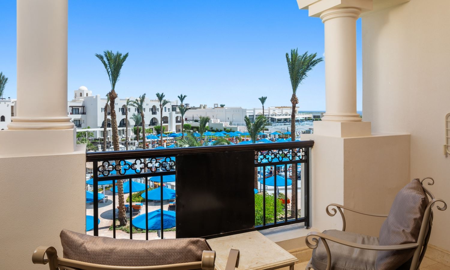 rooms-standard-room-pool-view