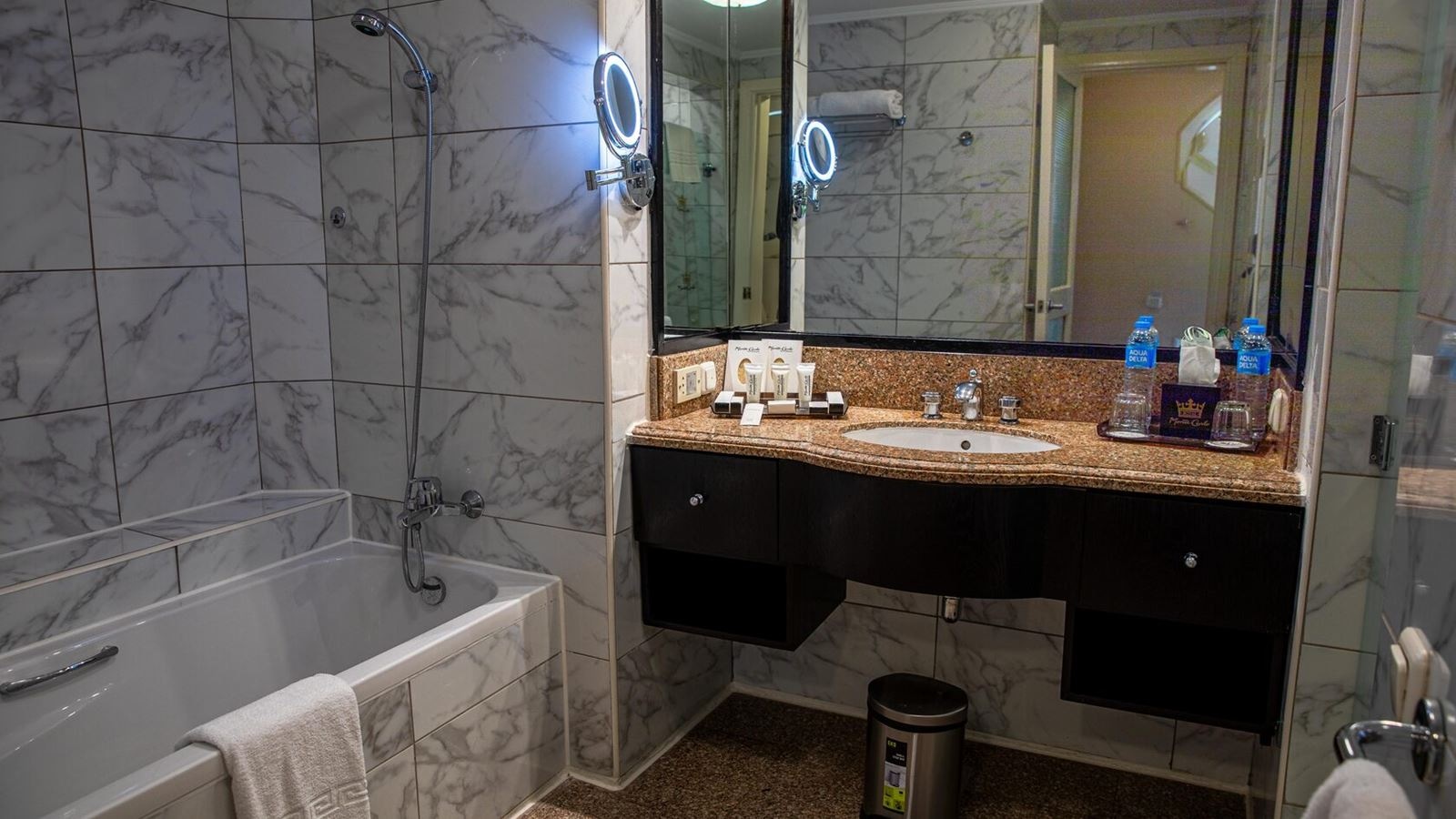 rooms-presidential-suite-02-bed-rooms